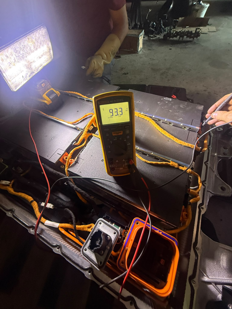 High-voltage battery voltage testing during vehicle diagnosis